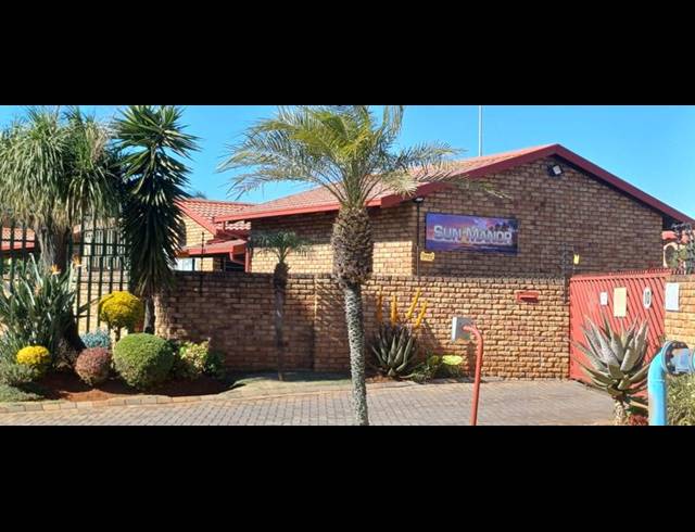 3 BEDROOM TOWNHOUSE FOR SALE IN EDLEEN